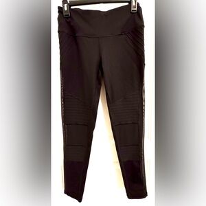 Victoria Sport Black Knockout Leggings Size Medium